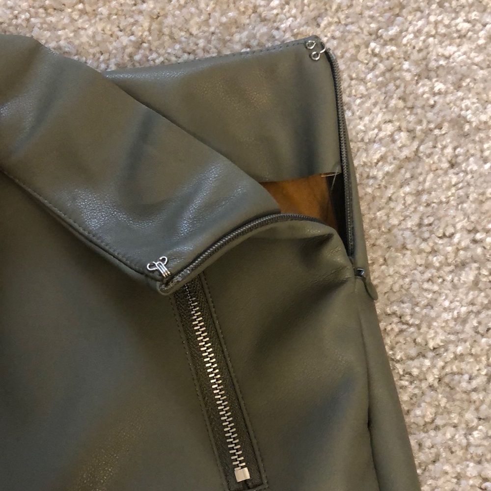 Olive green leather skirt - Picture 3 of 3